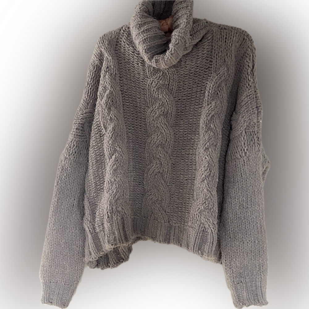 Cozy Knitted Turtleneck Sweater. Grey. M/L